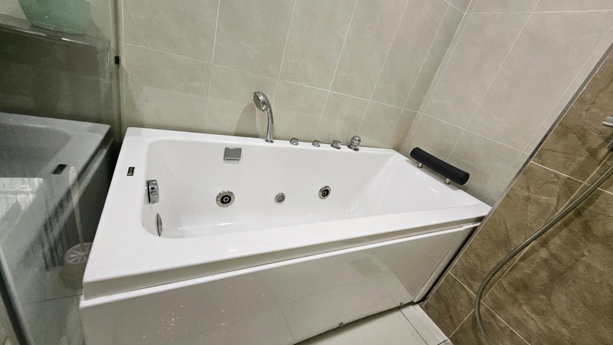 Paragon Suites Studios With Private Jacuzzi Near Ciq Rts Johor Bahru Ngoại thất bức ảnh