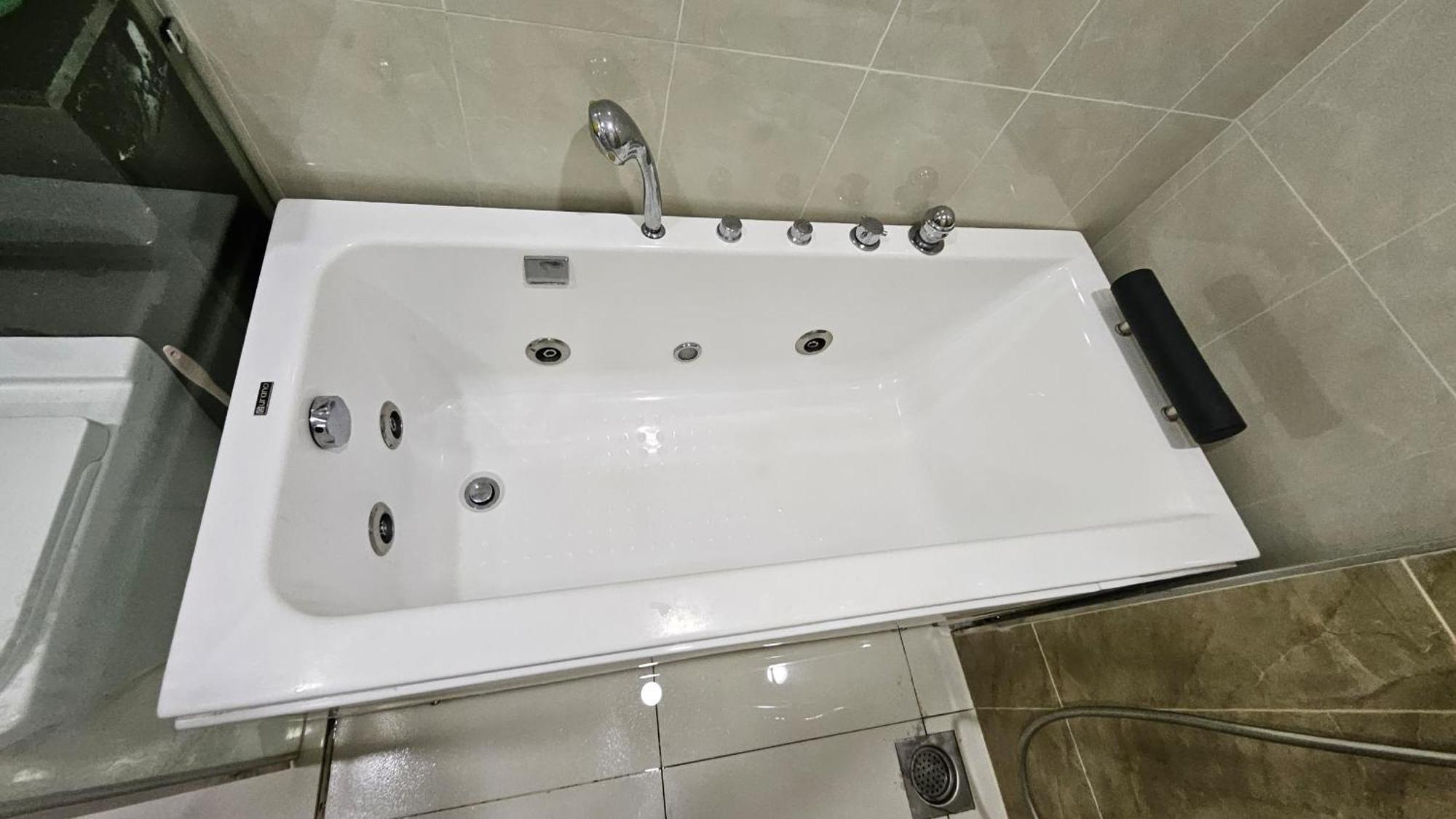 Paragon Suites Studios With Private Jacuzzi Near Ciq Rts Johor Bahru Ngoại thất bức ảnh