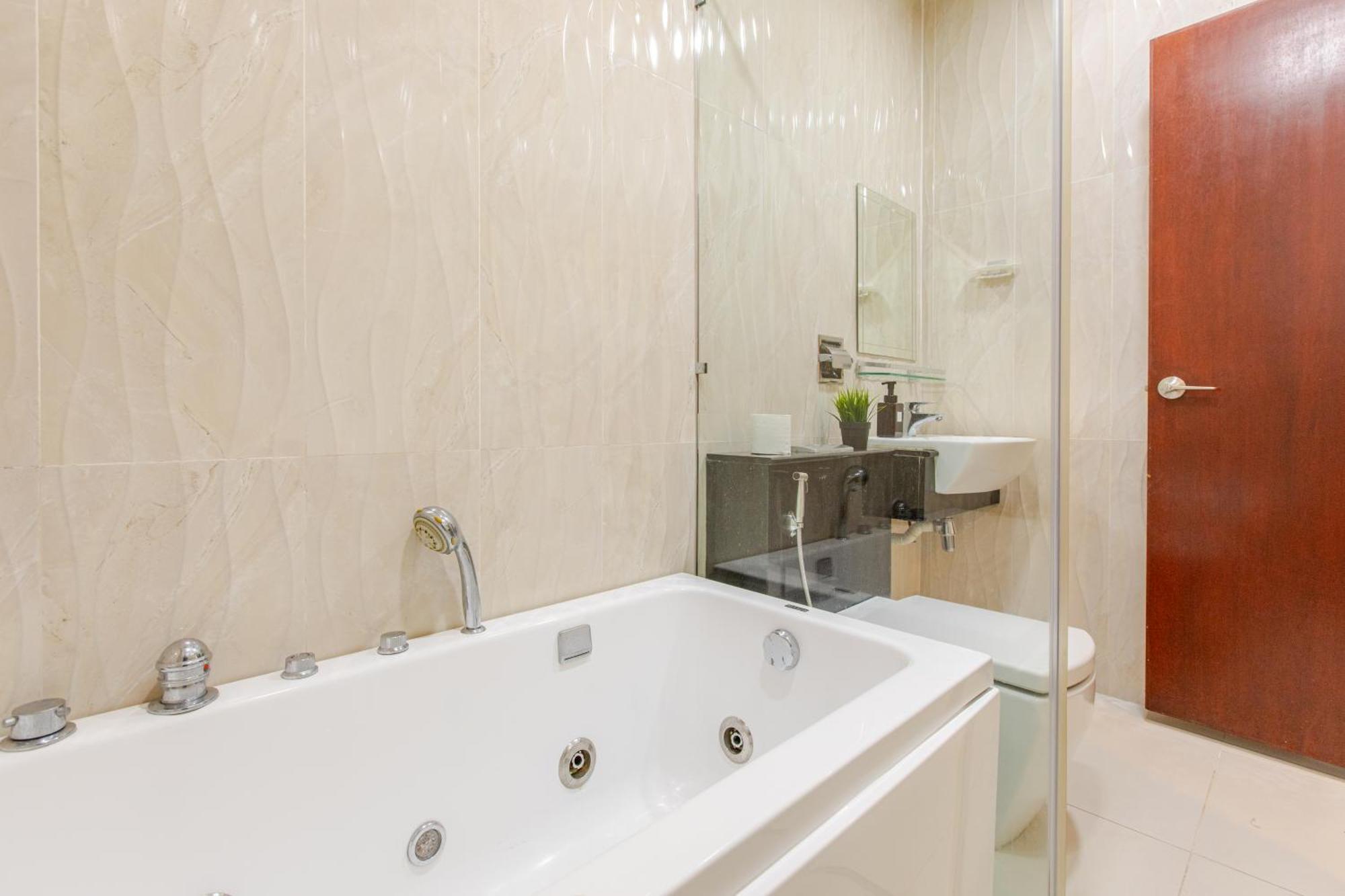 Paragon Suites Studios With Private Jacuzzi Near Ciq Rts Johor Bahru Ngoại thất bức ảnh